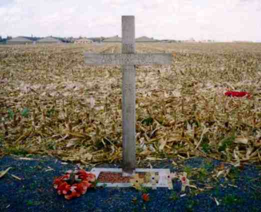 A cross, left in Comines-Warneton (Saint-Yvon, Warneton) in Belgium in 1999, to celebrate the site of the Christmas Truce during the First World War in 1914. The text reads: 1914 - The Khaki Chum's Christmas Truce - 1999 - 85 Years - Lest We Forget.